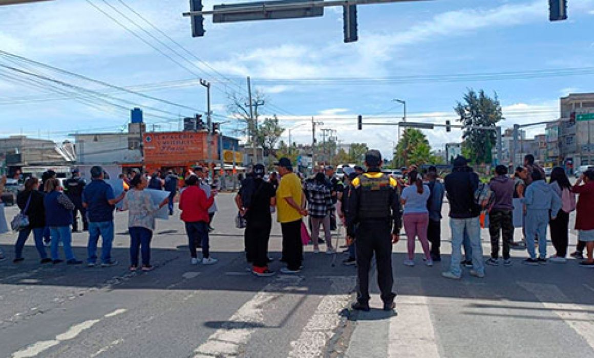 Pacientes bloquean la avenida Peñón y protestan en Ixtapaluca por suspensión de tratamientos renales