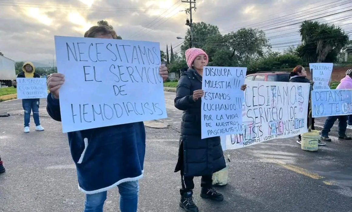 Pacientes con enfermedades renales bloquean la México-Puebla por retiro de equipo en el Hospital de Ixtapaluca