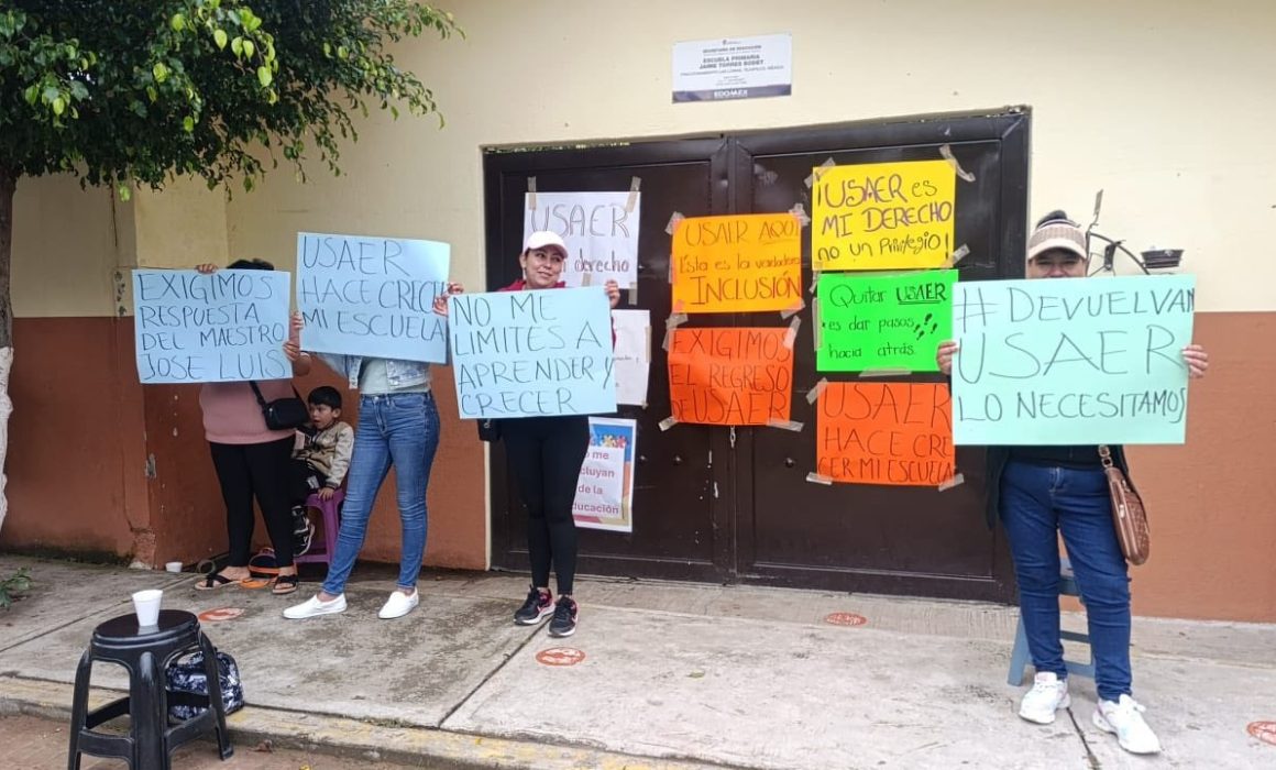 Padres de familia bloquean escuela en Tejupilco por falta de servicio de USAER que afecta a 50 alumnos