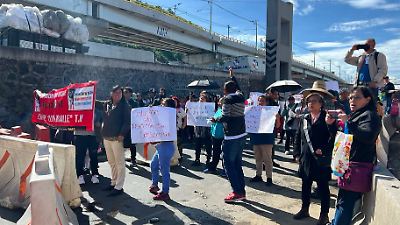 Padres de familia bloquean la autopista México-Puebla en Iztapalapa, causa caos vial rumbo al Estado de México