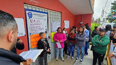 Padres de familia toman kínder en Metepec por demandas y presuntas irregularidades