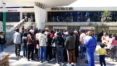 Padres de niños con cáncer en Toluca protestan por desabasto de medicamentos y quimioterapias