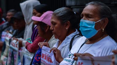 Padres de normalistas de Ayotzinapa exigen la salida del fiscal Rosendo Gómez