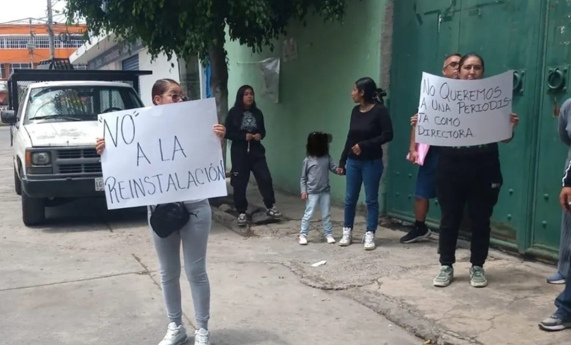Padres toman la Primaria Manuel Gutiérrez en Chimalhuacán por conflicto con la directora