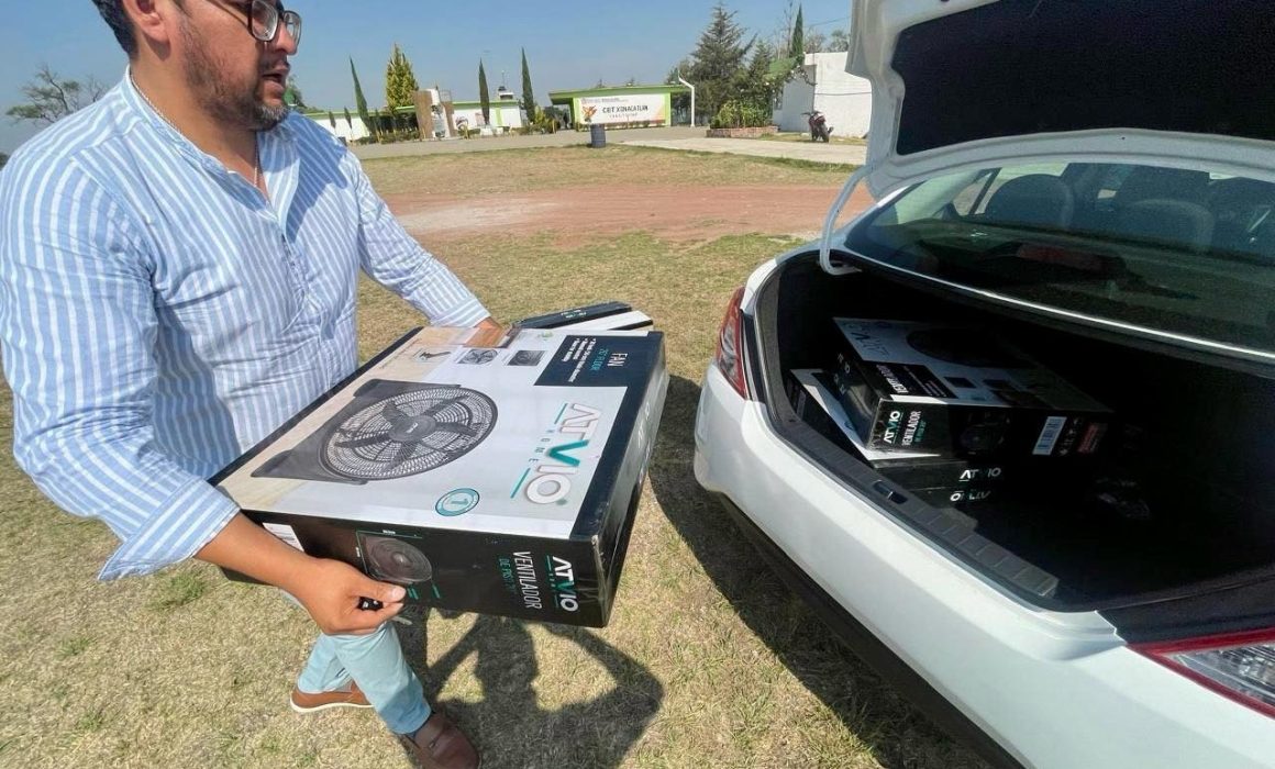 Padres y estudiantes exigen aire acondicionado; alcalde de Xonacatlán entrega ventiladores
