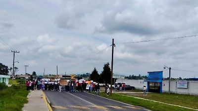 Padres y estudiantes protestan por la detención de docente en Almoloya de Juárez