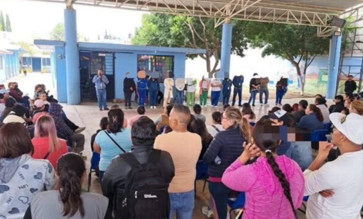 Padres y maestros acusan extorsión y desvío de fondos en primaria de Texcoco
