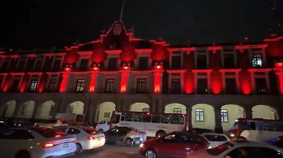 Palacio de Gobierno se ilumina de rojo en apoyo al Deportivo Toluca