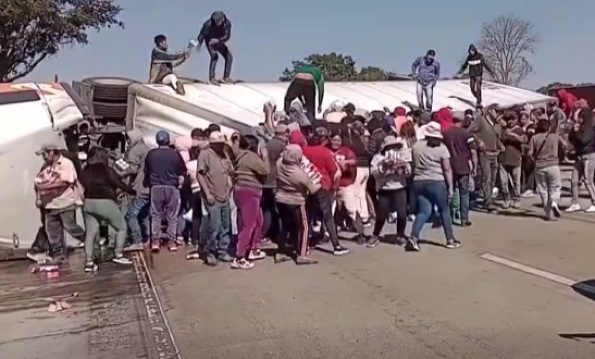 ¡Pandemia de saqueos en la México-Querétaro!: volcadura y caos en Jilotepec