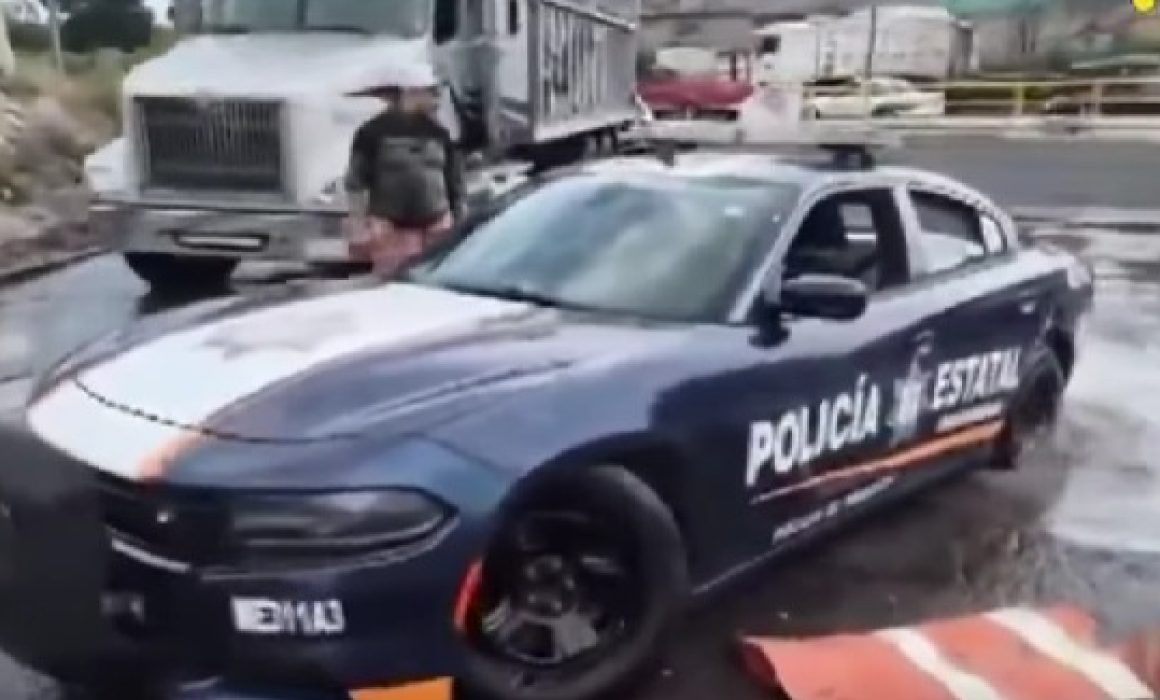 Patrulla de la policía municipal queda atrapada en bache en Nezahualcóyotl, símbolo del abandono urbano