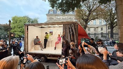 Paula Canovas del Vas Revoluciona la Pasarela con una Actuación Teatral y Cotidiana