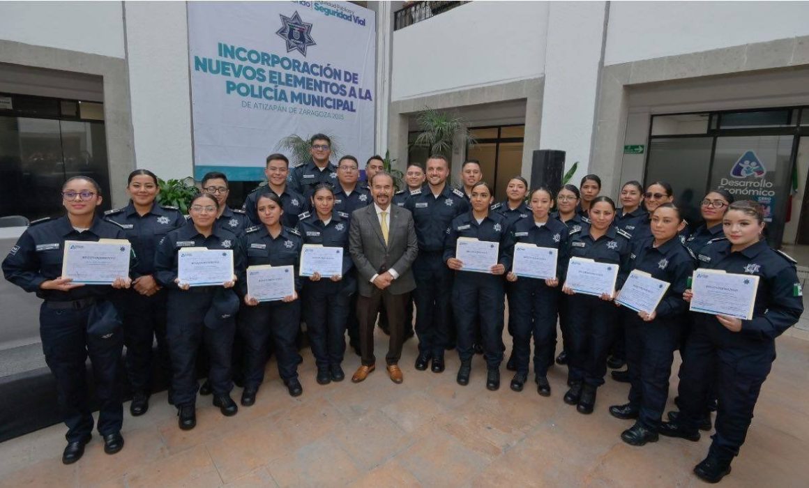 Pedro Rodríguez apadrina a la nueva generación de oficiales en Atizapán, con predominancia femenina