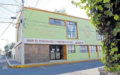 Pensionados del ISSEMyM enfrentan despachos abusivos que exigen hasta 30% del préstamo