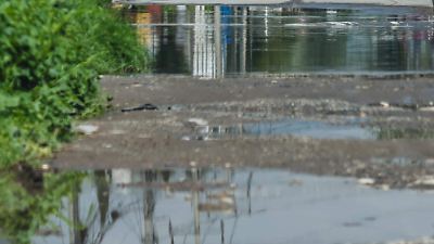 Persisten encharcamientos en la carretera Toluca-Tenango durante lluvias intensas
