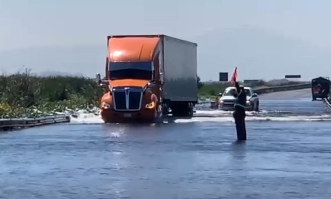 Persisten inundaciones en la Autopista Lerma-Tenango del Valle y generan molestias a automovilistas