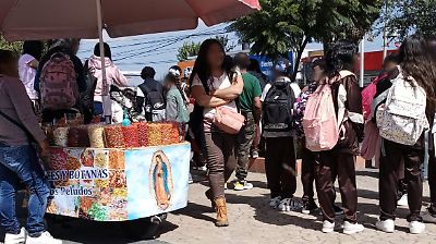 Persisten la venta de comida chatarra en las inmediaciones de escuelas en Toluca, a pesar de campañas de salud