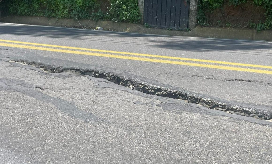 Persisten retrasos y afectaciones en Valle de Bravo por trabajos en vialidad durante temporada de lluvias