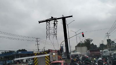 Persisten trabajos para retirar espectacular colgado tras impacto en la México-Texcoco