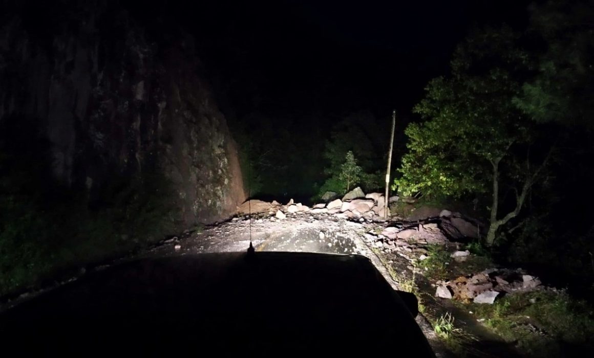 Persistentes deslizamientos bloquean carreteras en Luvianos; continúa el cierre de vías esenciales