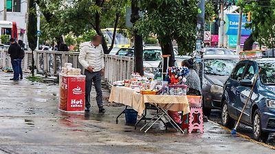Pese a prohibiciones federales, puestos de comida chatarra persisten en las escuelas de Toluca durante el inicio del ciclo escolar