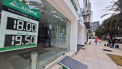 Peso alcanza su nivel más bajo en casi un año, cierra en 18.76 por dólar