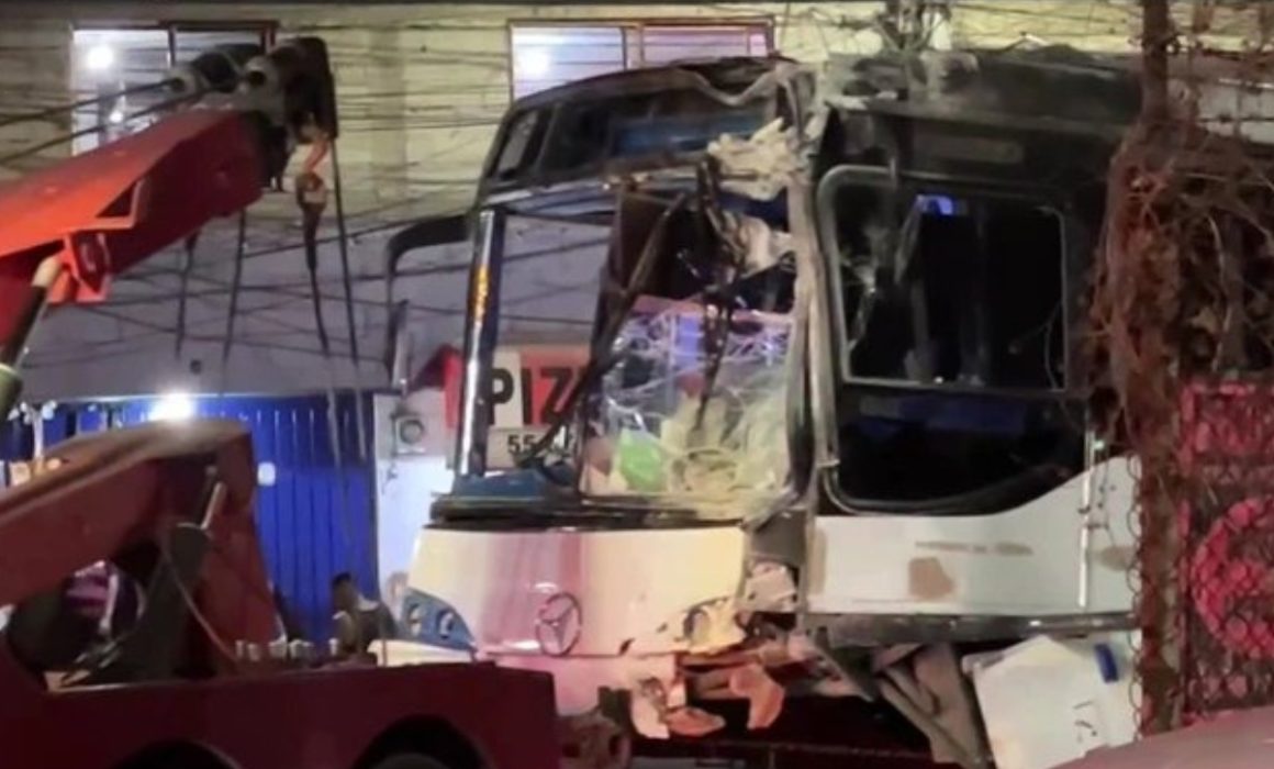 Pierde el control y se impacta contra una vivienda en Tlalnepantla