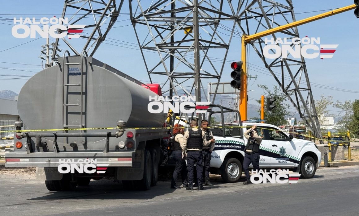 Pierde la vida mujer motociclista tras impactarse con una pipa