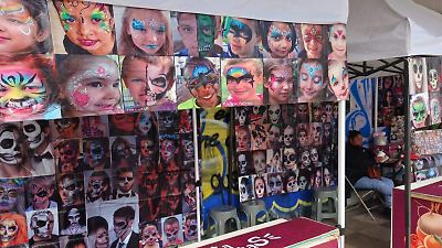 Pinta calaveritas embellecen Toluca en la Feria del Alfeñique 2025 con arte y tradición