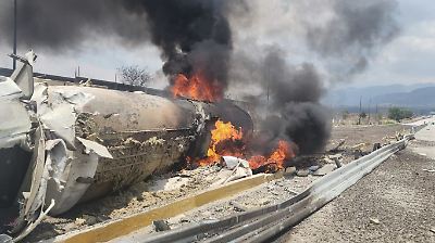 Pipa de combustible vuelca e incendia en la autopista México-Puebla