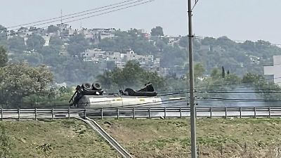 Pipa de gasolina vuelca sobre el Circuito Exterior Mexiquense  