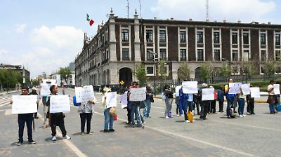 Pobladores de Huixquilucan bloquean la avenida frente al Palacio de Gobierno para denunciar despojo de predio habitado por 300 familias