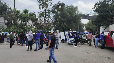 Pobladores de San Mateo Ixtacalco bloquean carretera en protesta por desabasto de agua