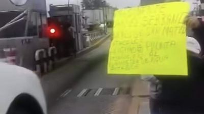 Pobladores levantan plumas en caseta de Tepotzotlán para exigir agua y bloquean carreteras en Cuautitlán Izcalli