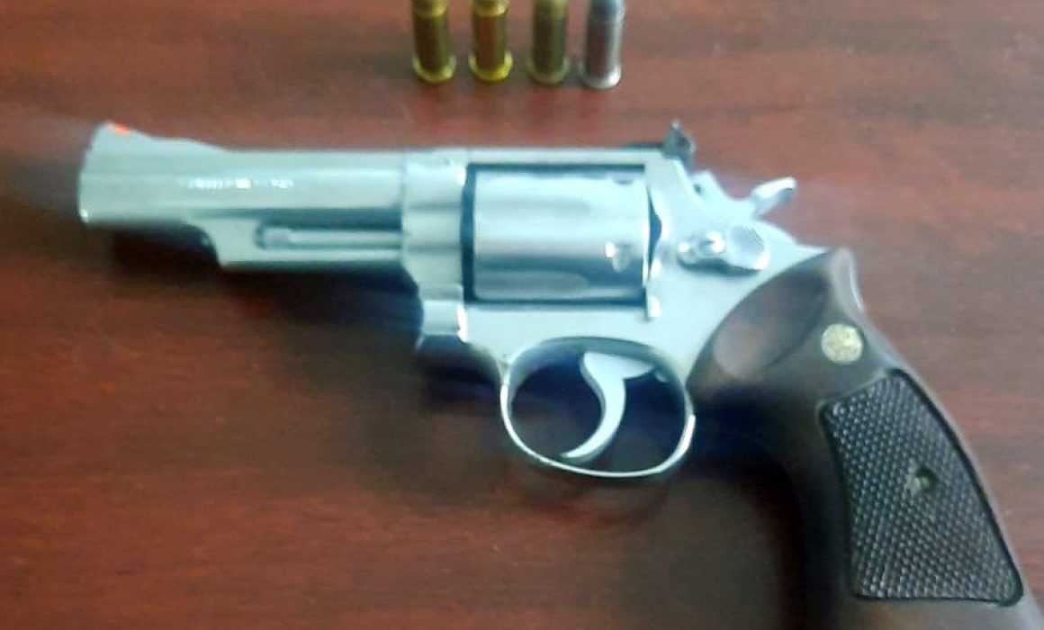 Policía de Chimalhuacán detiene a dos delincuentes tras asalto a mano armada