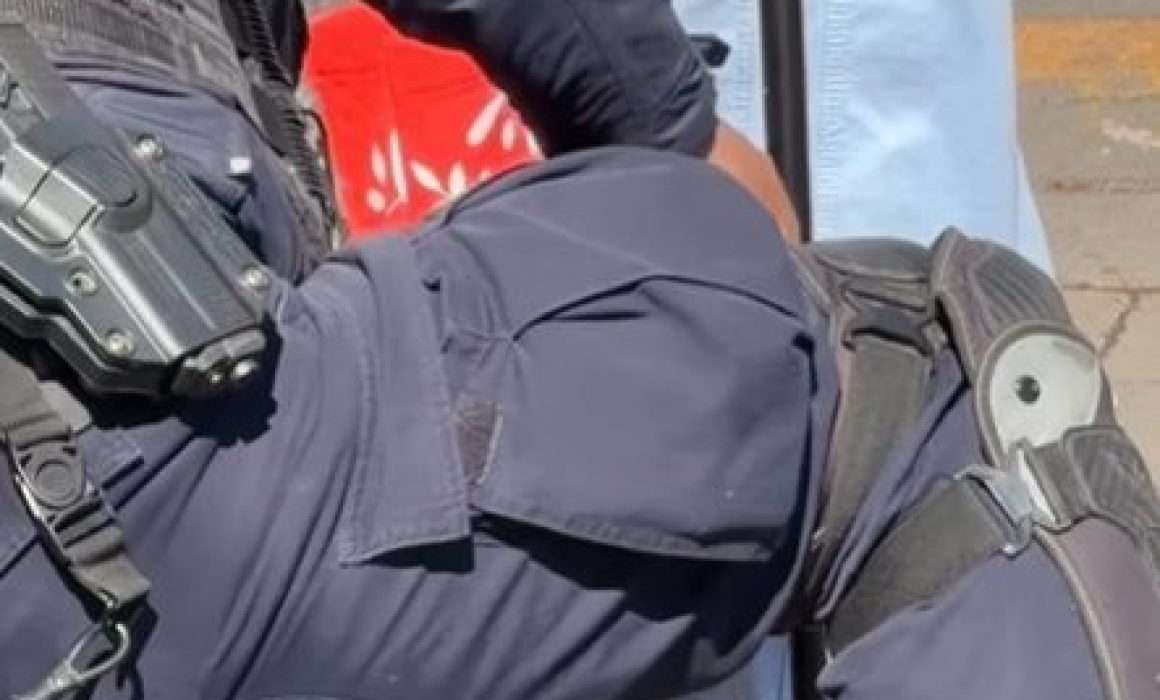 ¿Policía de Ecatepec ayuda a abuelita a amarrarse las agujetas? La historia que conmovió a todos