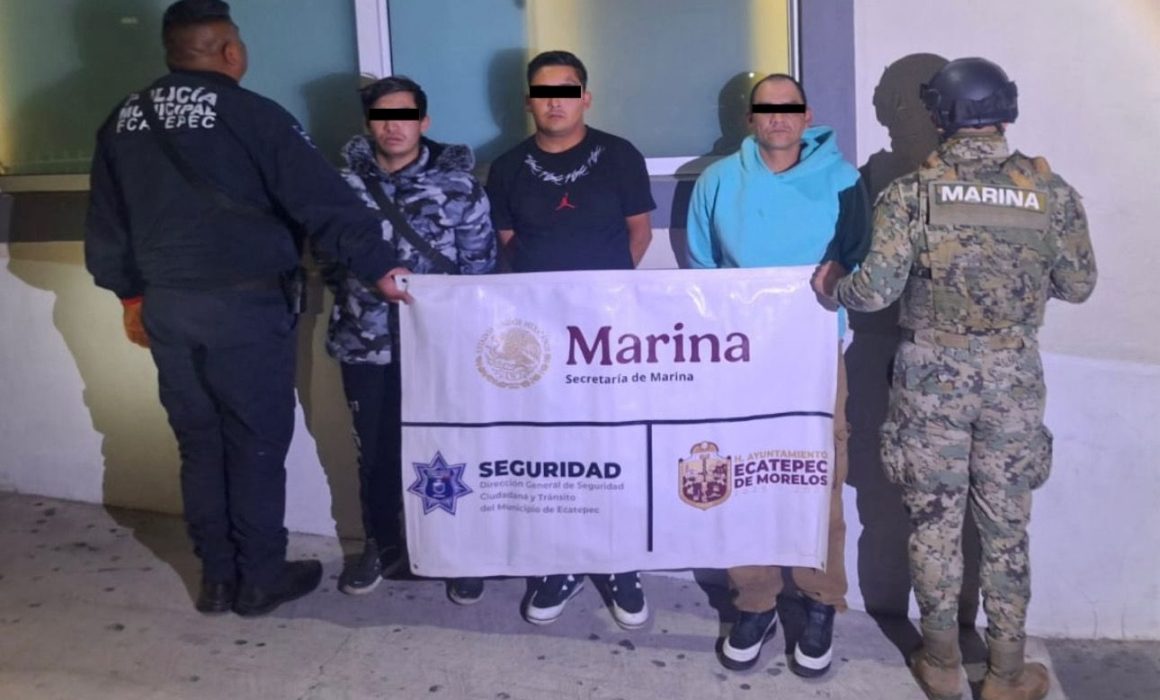 Policía de Ecatepec detiene a tres presuntos narcomenudistas con 339 dosis de droga y réplica de arma larga