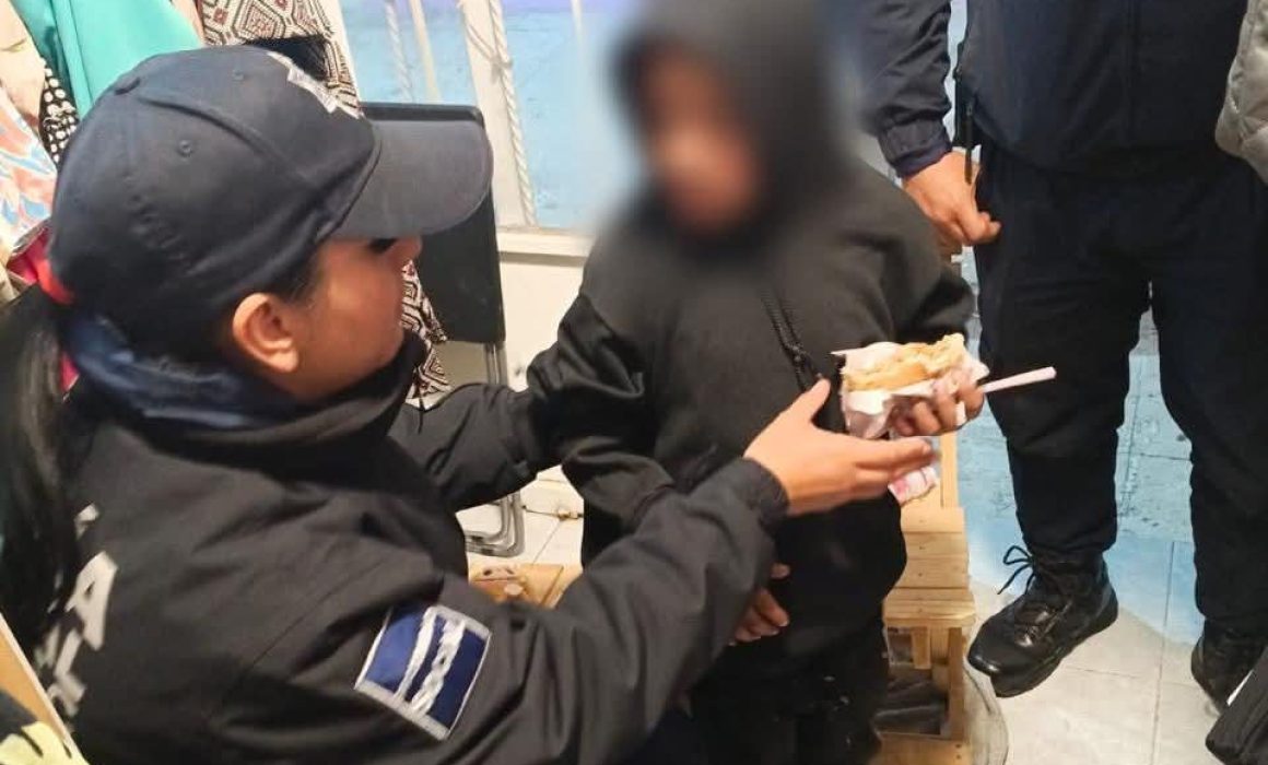Policía de Ecatepec rescata a niño de seis años abandonado en mercado de Nueva Aragón