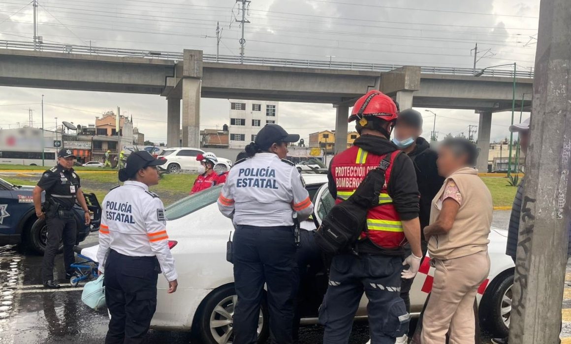 Policía de Toluca ayuda a nacer a bebé en un auto en medio de lluvia