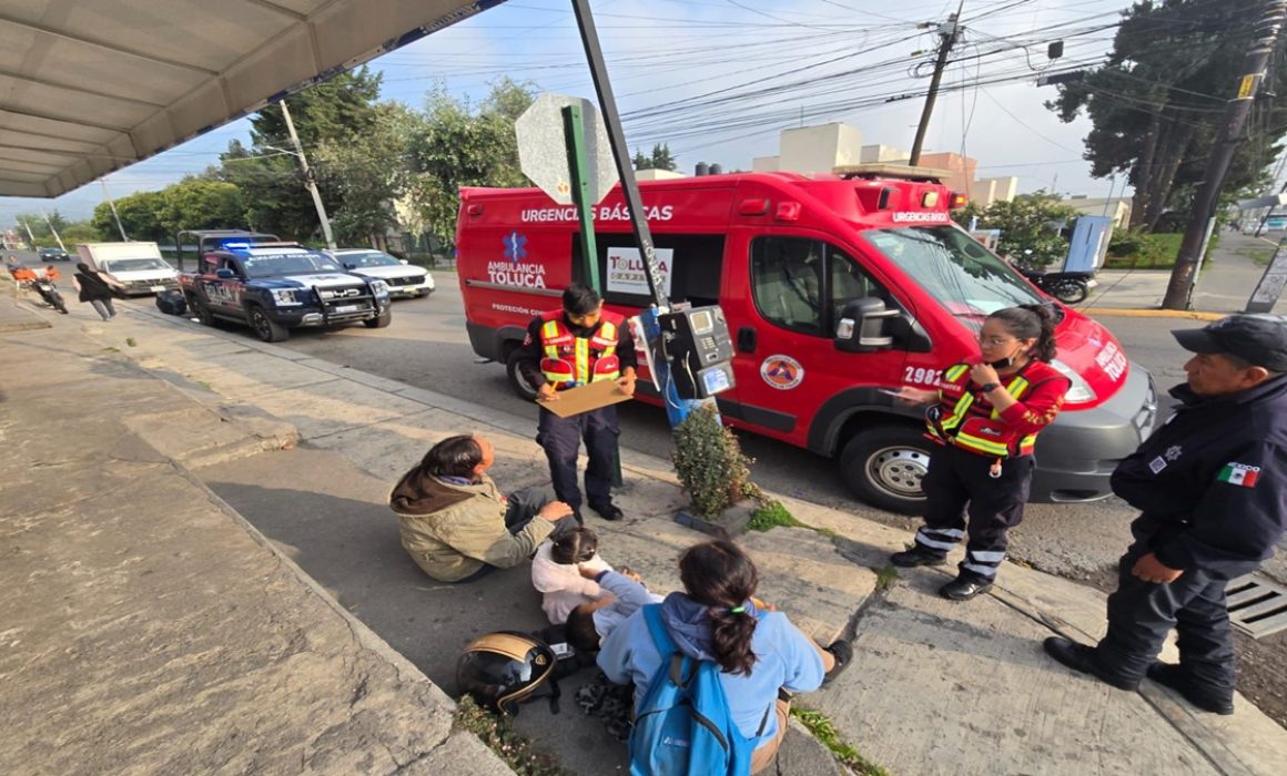 Policía de Toluca reprende a familia tras accidente en motocicleta y advierte sobre sanciones futuras
