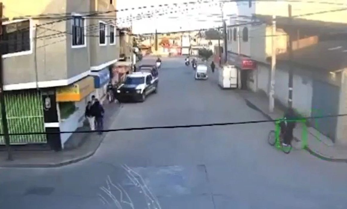 Policía en Chimalhuacán arrolla a madre e hija por ver TikTok desde la patrulla