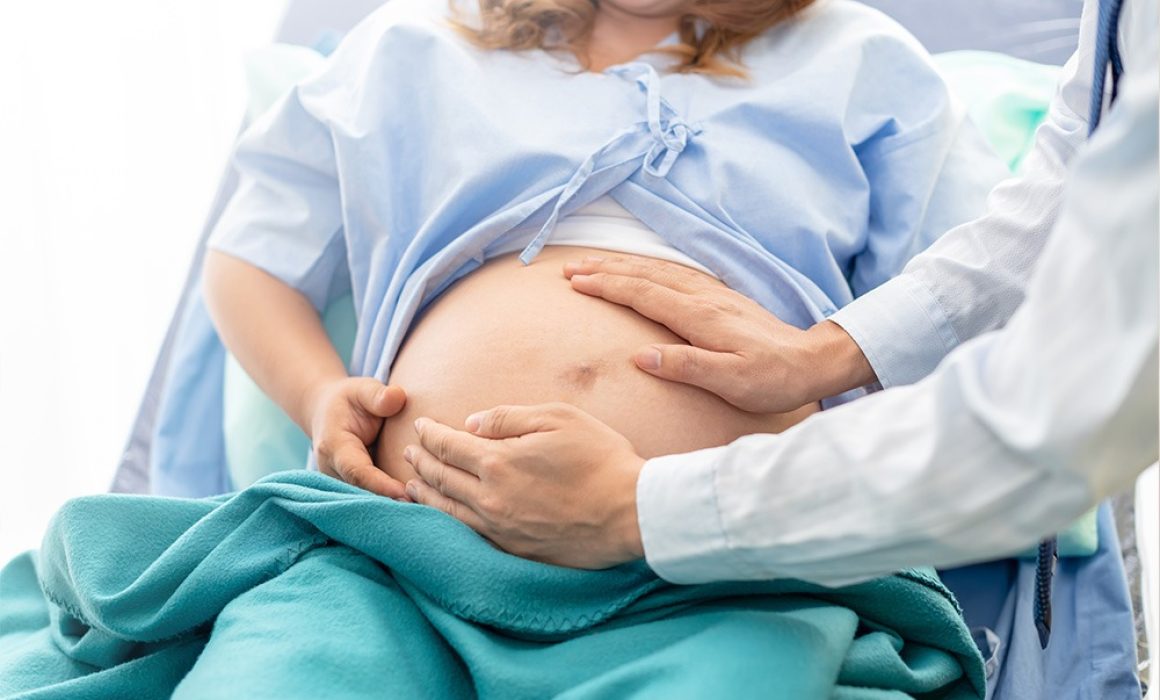 Policías de Ecatepec ayudan a una mujer a dar a luz en transporte público y salvan la situación