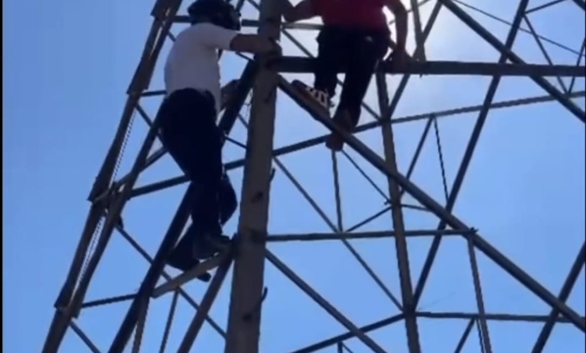 Policías de Ecatepec evitan suicidio de hombre en torre de alta tensión en Santa Cruz Venta de Carpio