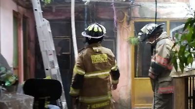 Policías de Ecatepec salvan a un adulto mayor atrapado en incendio en Xalostoc