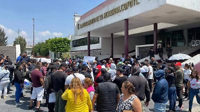 Policías de Nezahualcóyotl bloquean avenidas y exigen aumento salarial al alcalde