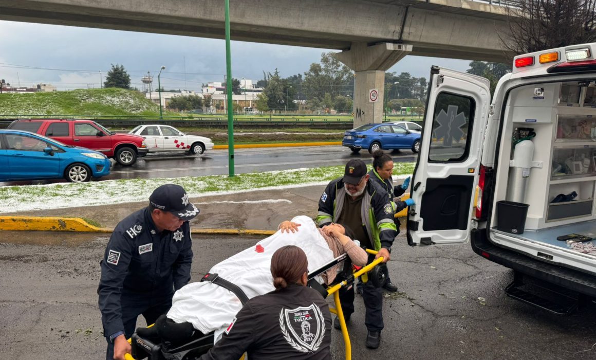 Policías de Toluca ayudan a una mujer en labor de parto durante intensa lluvia
