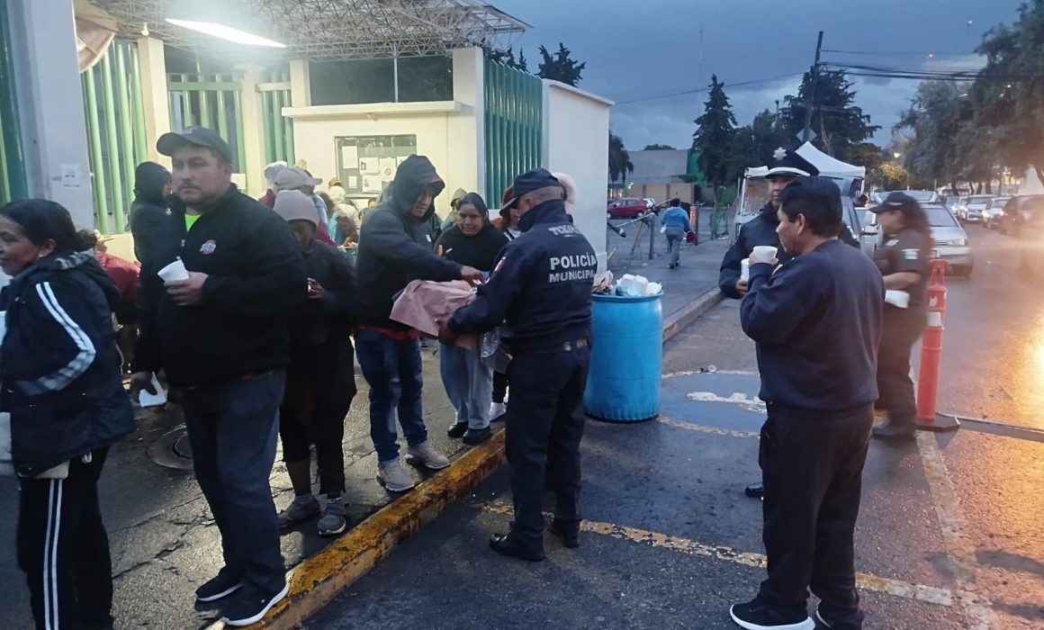 Policías de Toluca reemplazan armas por ayuda social en apoyo a la comunidad