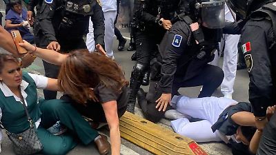 Policías desalojan violentamente a trabajadores del IMSS-Bienestar en CDMX por reclamar derechos laborales