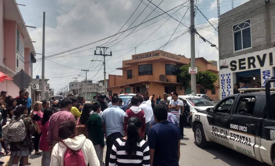 Policías evitan linchamiento en escuela de Cuautitlán Izcalli tras acusación contra un hombre por tomar fotos a menores