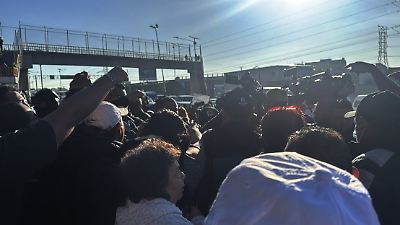 Policías impiden bloqueo en la autopista México-Pachuca durante protesta por nuevo desarrollo habitacional
