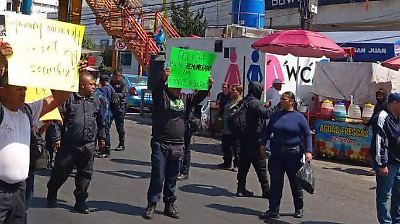 Policías municipales de La Paz bloquean la México-Puebla para exigir resolución a sus demandas laborales
